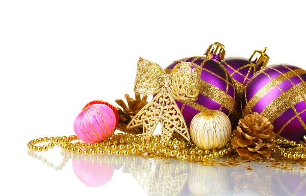 Krásné fialové vánoční koule a šišky izolovaných na bílém — Stock fotografie