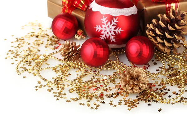 Vackra röda julgranskulor, gåvor och kottar isolerad på vit — Stockfoto
