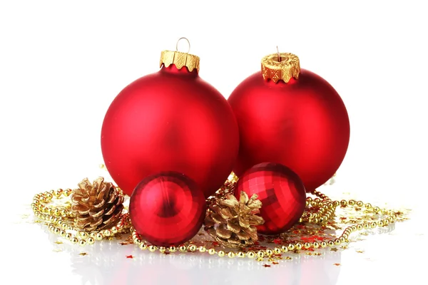 Schöne rote Weihnachtskugeln und Zapfen isoliert auf weiß — Stockfoto