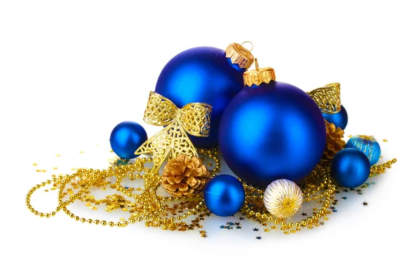 Όμορφη μπλε μπάλες Χριστούγεννα και κώνου που απομονώνονται σε λευκό — Φωτογραφία Αρχείου