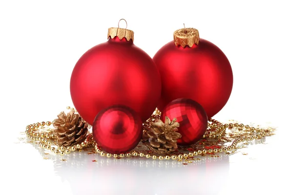 Hermosas bolas rojas de Navidad y conos aislados en blanco —  Fotos de Stock