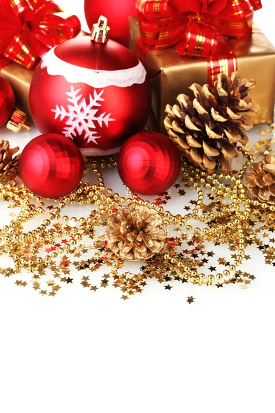 Красивые красные рождественские шары, подарки и конусы изолированы на белом — стоковое фото
