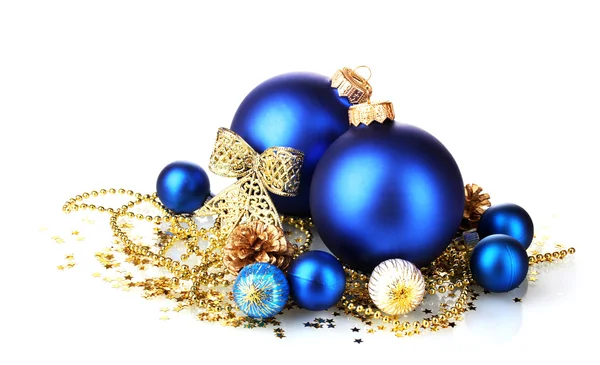 Hermosas bolas de Navidad azul y conos aislados en blanco — Foto de Stock