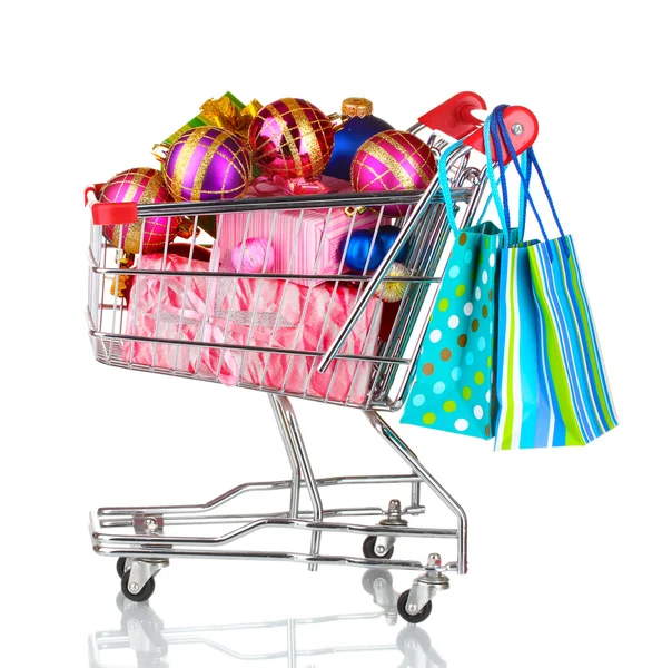 Krásné světlé vánoční koule a dary v košíku a papírové tašky isola — Stock fotografie