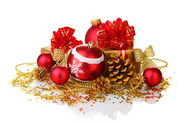Belas bolas de Natal vermelho, presentes e cones isolados em branco — Fotografia de Stock