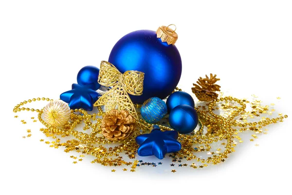 Belles boules de Noël bleues et cônes isolés sur blanc — Photo