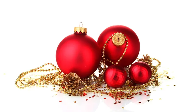 Красиві червоні різдвяні кульки і конуси ізольовані на білому — стокове фото