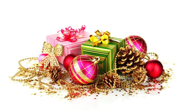 Güzel parlak Noel topları, hediyeler ve üzerinde beyaz izole koniler — Stok fotoğraf