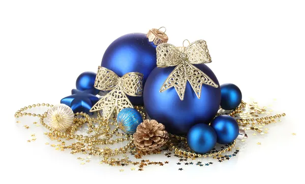 Krásný modrý vánoční koule a šišky izolovaných na bílém — Stock fotografie