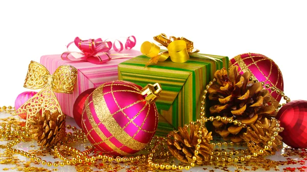 Hermosas bolas brillantes de Navidad, regalos y conos aislados en blanco —  Fotos de Stock