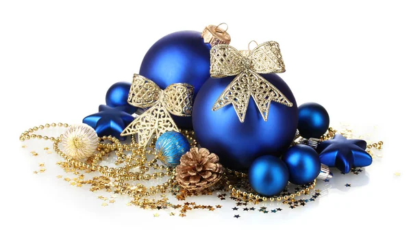 Hermosas bolas de Navidad azul y conos aislados en blanco — Foto de Stock