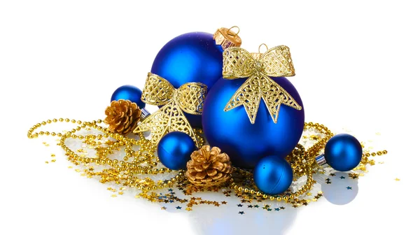 Красивые голубые рождественские шары и шишки, изолированные на белом — стоковое фото