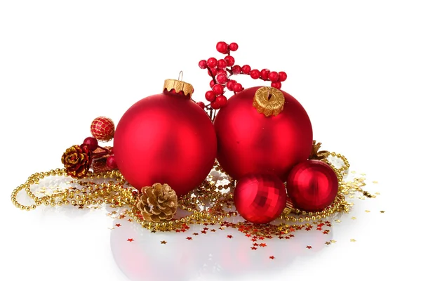 Vackra röda julgranskulor och kottar isolerad på vit — Stockfoto