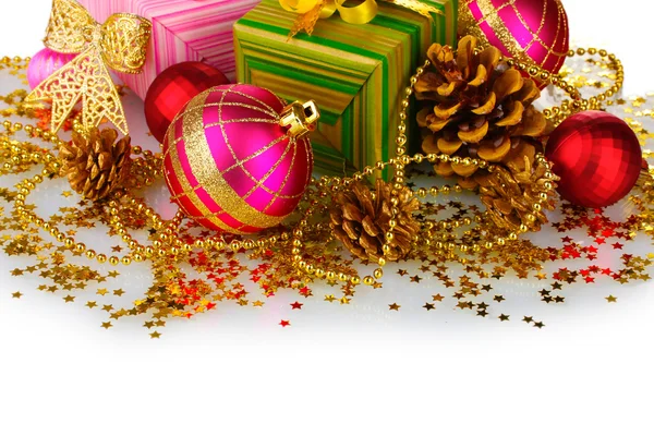 Belle palle di Natale luminose, regali e coni isolati su bianco — Foto Stock