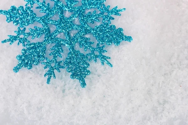 Bonito floco de neve na neve closeup — Fotografia de Stock