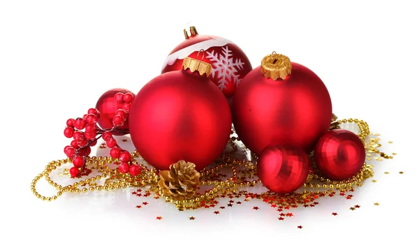 Szép piros karácsonyi bálok és a kúp elszigetelt fehér — Stock Fotó