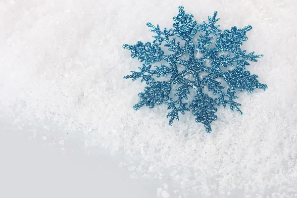 Schöne Schneeflocke in der Schnee-Nahaufnahme — Stockfoto
