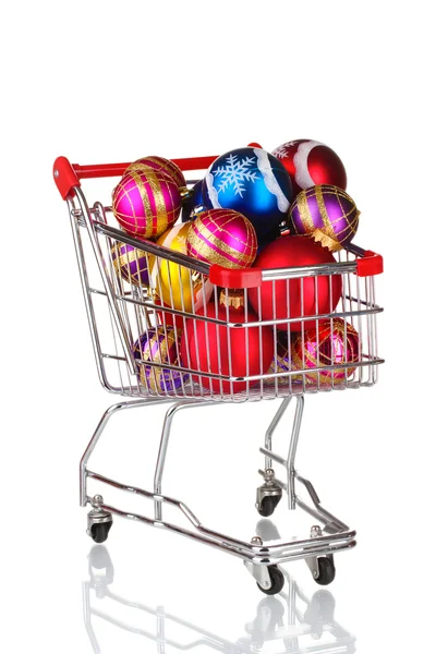 Mooie lichte kerstballen in de winkelwagen geïsoleerd op wit — Stockfoto