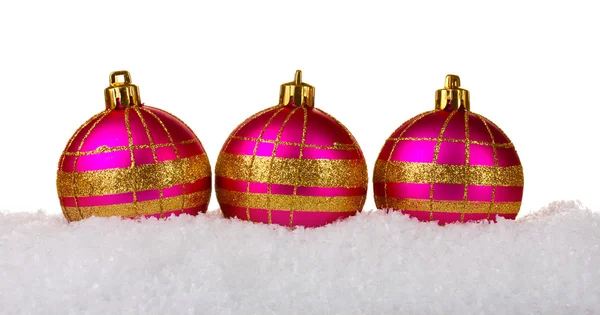 Vacker rosa julgranskulor i snön isolerade på vit — Stockfoto