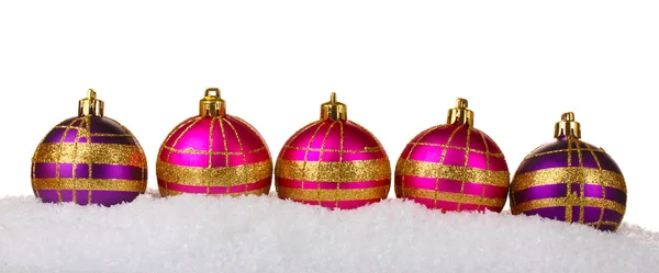 雪の白で隔離されるで美しいピンクと紫のクリスマス ボール — ストック写真