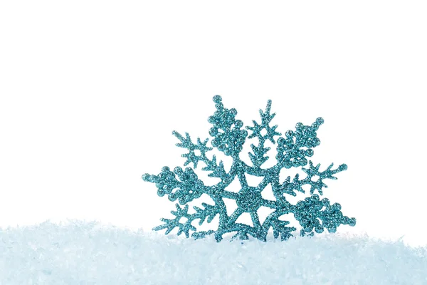 Schöne Schneeflocke im Schnee isoliert auf weiß — Stockfoto