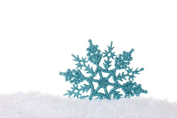 Mooie sneeuwvlok in de sneeuw geïsoleerd op wit — Stockfoto