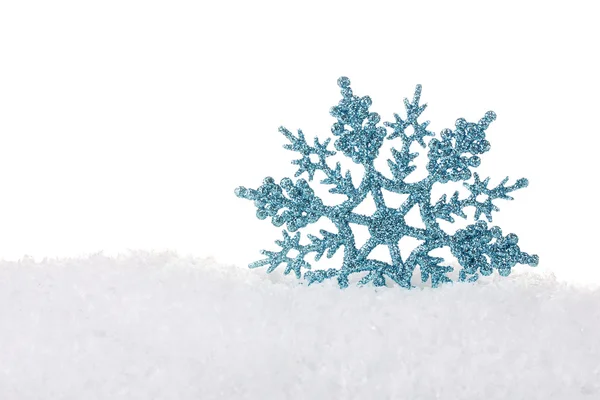 Belo floco de neve na neve isolado em branco — Fotografia de Stock