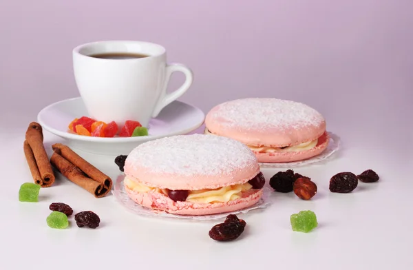 Due torte e tazza bianca isolata su rosa — Foto Stock