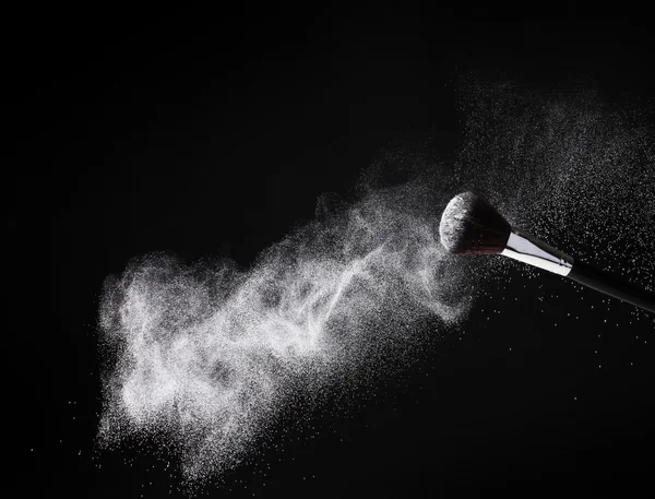 Κάνετε τη βούρτσα με σκόνη που απομονώνονται σε μαύρο — Φωτογραφία Αρχείου