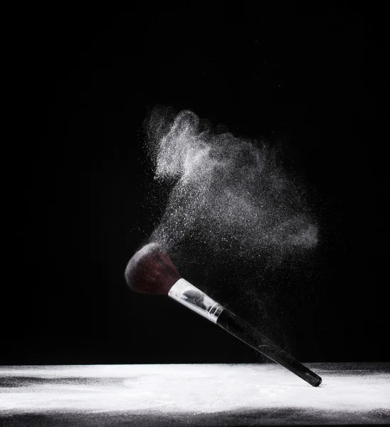 Maquillaje cepillo con polvo en negro —  Fotos de Stock