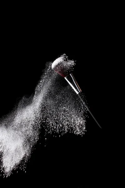 Pennello make up con polvere isolata su nero — Foto Stock