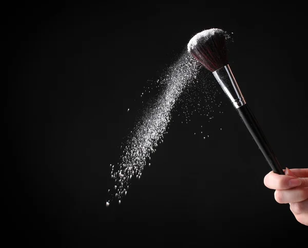 Make-up Pinsel mit Puder auf Schwarz — Stockfoto