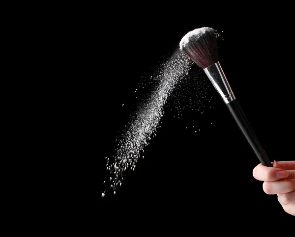 Maquillaje cepillo con polvo aislado en negro — Foto de Stock