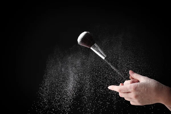 Make-up borstel met poeder geïsoleerd op zwart — Stok fotoğraf