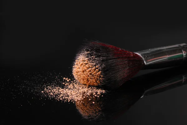 Maquillaje cepillo con polvo aislado en negro —  Fotos de Stock