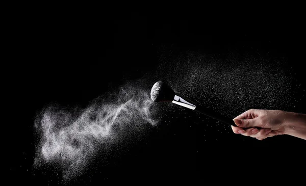 Pennello trucco con polvere su nero — Foto Stock