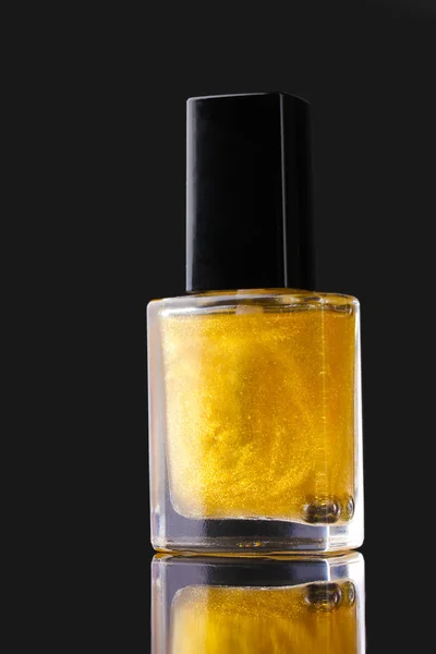 黑色背景上的金色指甲油 — 图库照片