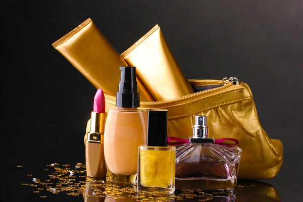 Táska szép arany smink és kozmetikai elszigetelt fekete — Stock Fotó