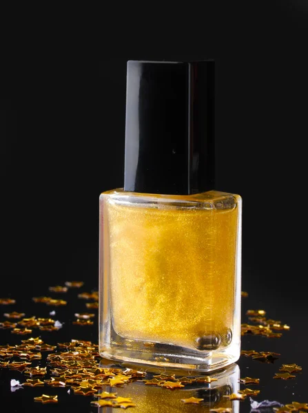 Gyllene nagellack på svart bakgrund — Stockfoto