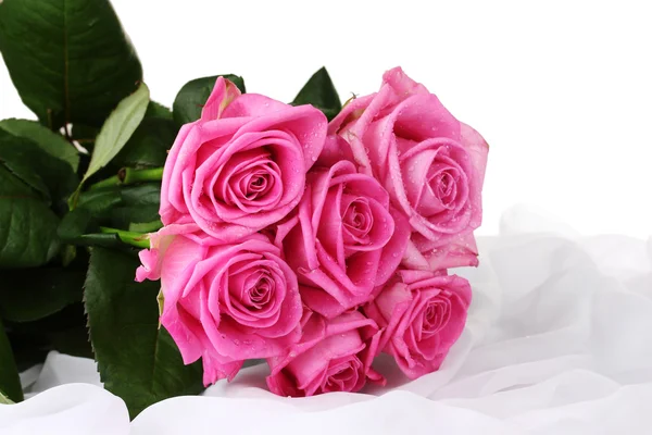 Molte rose rosa in un panno bianco isolato su bianco — Foto Stock