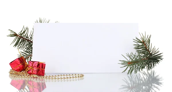 Postal en blanco, regalos, abalorios y abeto aislados en blanco — Foto de Stock
