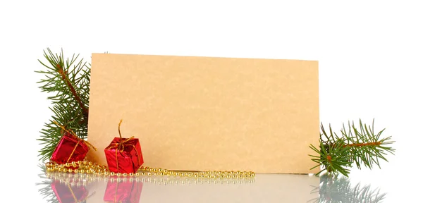 Cartolina bianca, regali, perline e abete isolati su bianco — Foto Stock
