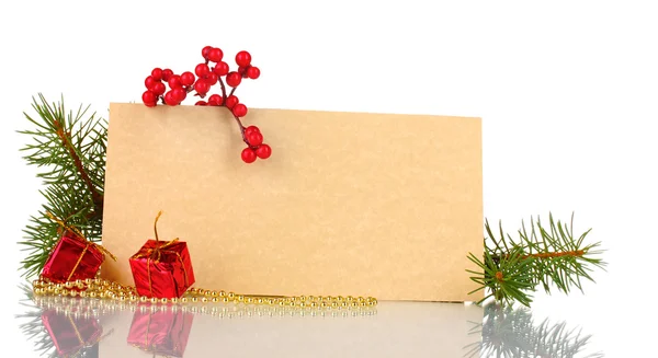 Lege briefkaart, geschenken, kralen en Spar-boom geïsoleerd op wit — Stockfoto
