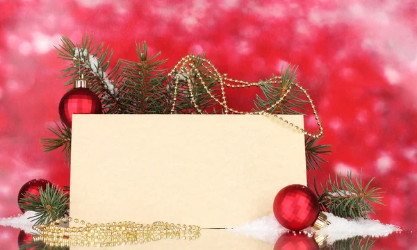 白紙のはがき、クリスマスのボールと赤の背景にモミの木 — ストック写真