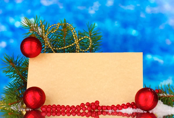 Boş kartpostal, Noel topları ve mavi zemin üzerine köknar ağacı — Stok fotoğraf