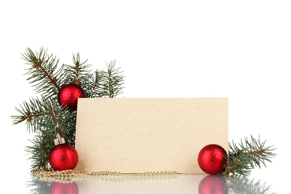 Пустая открытка, рождественские шары и елка изолированы на белом — стоковое фото