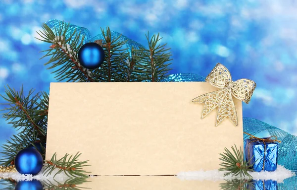 Tomt vykort, julgranskulor och fir tree på blå bakgrund — Stockfoto