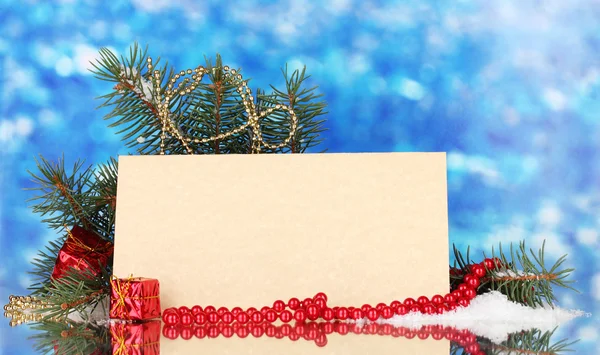Cartolina bianca, regali e abete su sfondo blu — Foto Stock