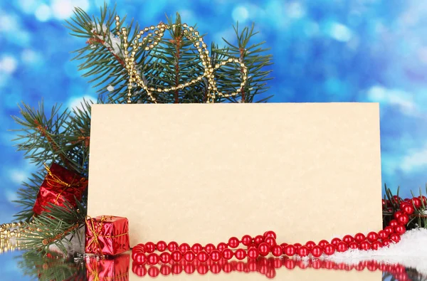 空白明信片、 礼品和在蓝色背景上的杉木树 — 图库照片