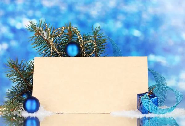 Cartão postal em branco, bolas de Natal e abeto no fundo azul — Fotografia de Stock